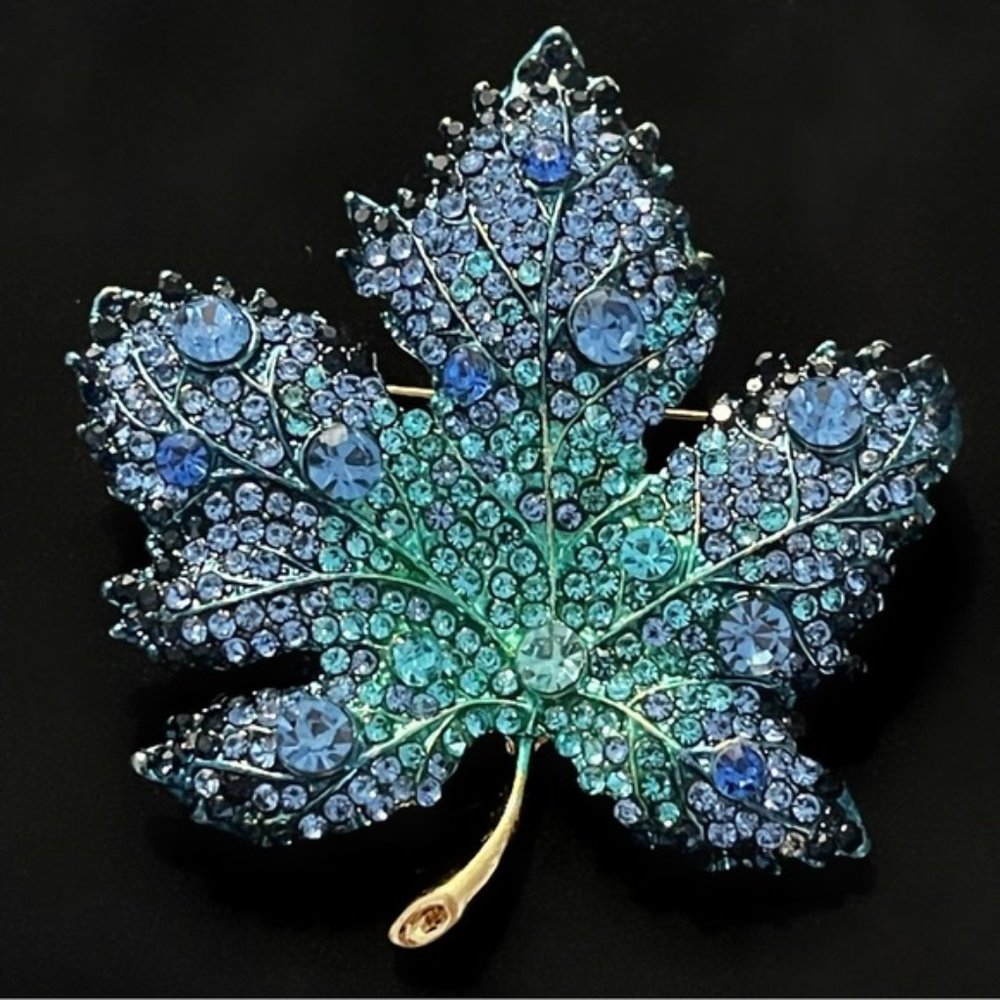 ✨ Gorgeous Maple Leave Rhinestone Brooch 🍁